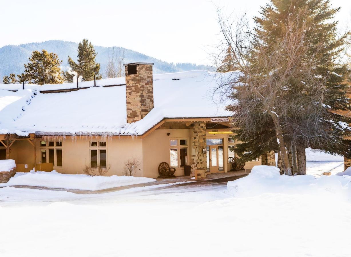 Flying Saddle Resort And Steak House ألباين المظهر الخارجي الصورة